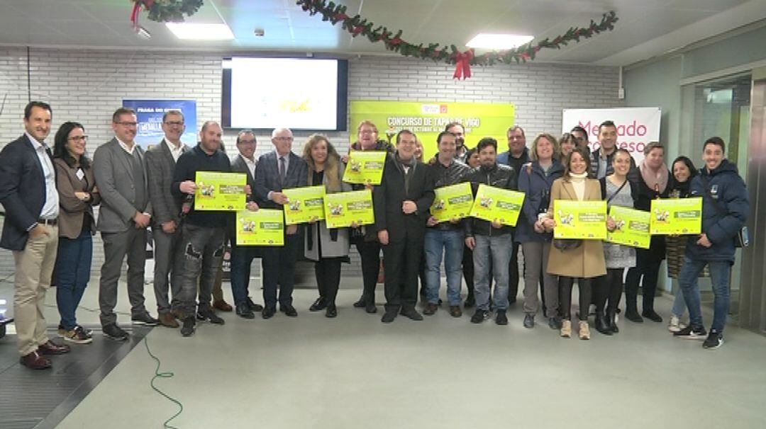 Foto de familia con todos los premiados de la ruta gastronómica