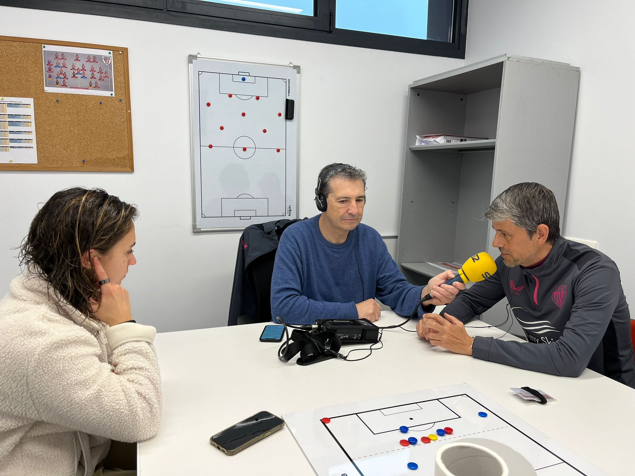 Nahikari García y David Aznar atienden a Radio Bilbao en las instalaciones de Lezama