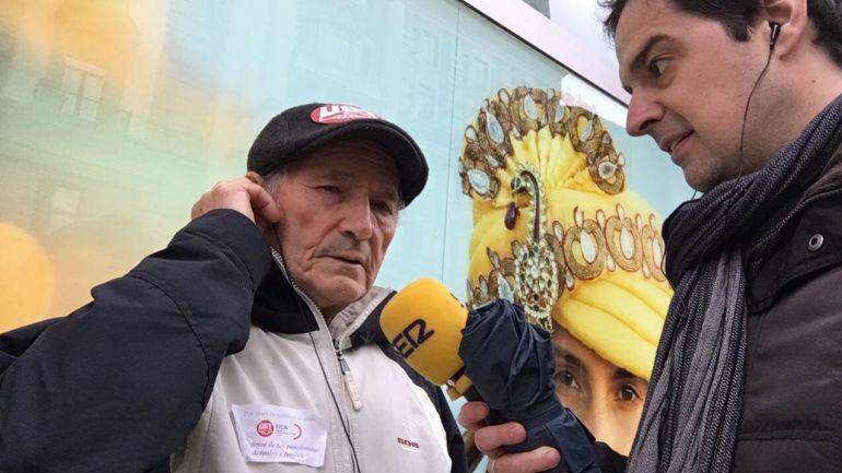 José, uno de los manifestantes en Zaragoza, junto a Toño Ruesta 