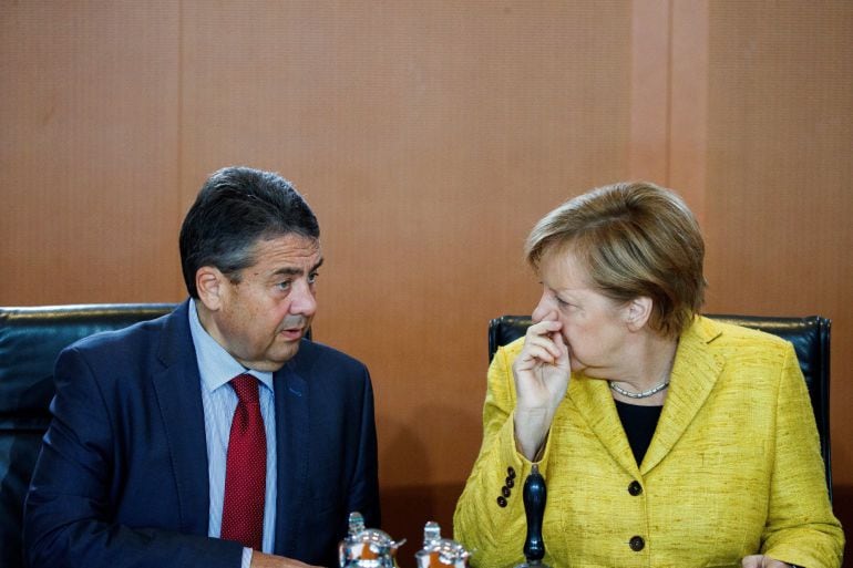 La canciller alemana, Angela Merkel y el ministro de Exteriores, Sigmar Gabriel.