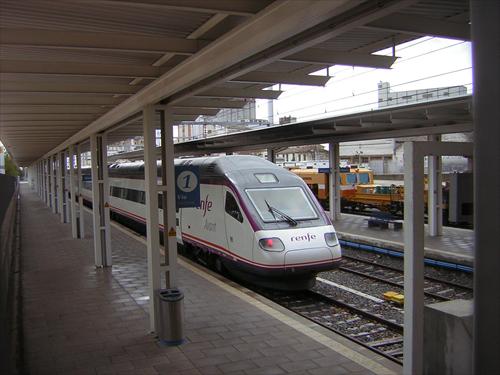 Imagen del Avant en la estación de Huesca