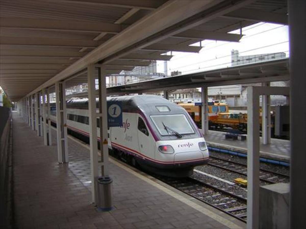 Renfe amplía el Abono Avant, con descuentos del 50%, a la alta velocidad entre Huesca y Zaragoza