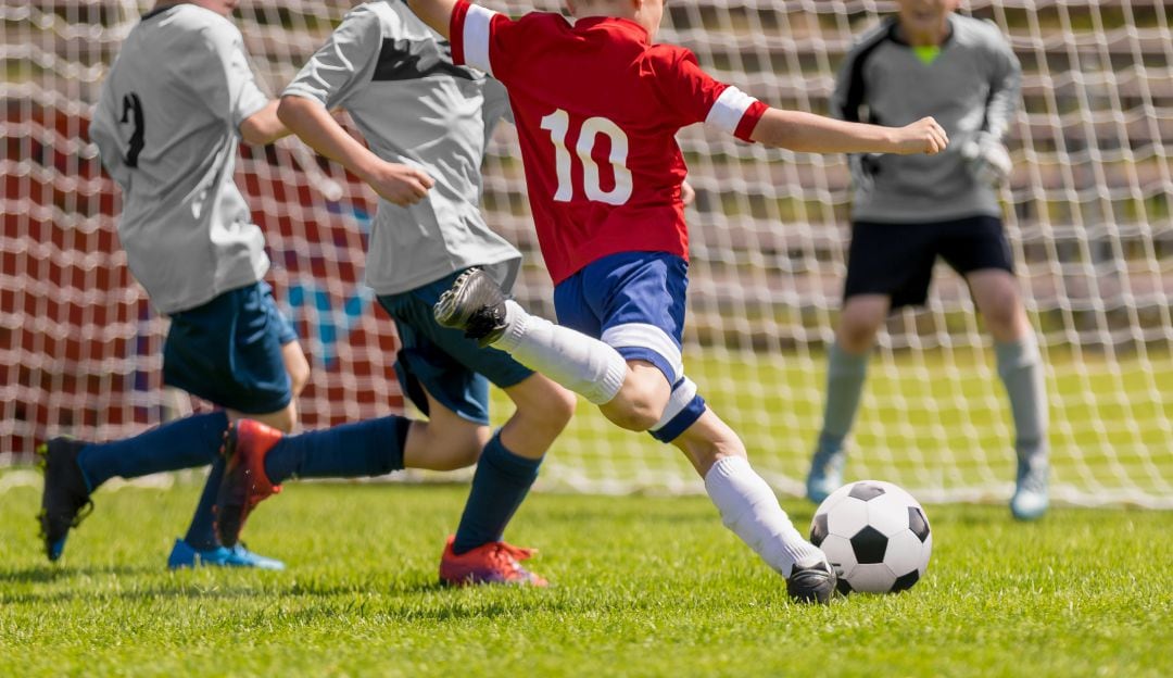 Imagen de niños jugando al fútbol