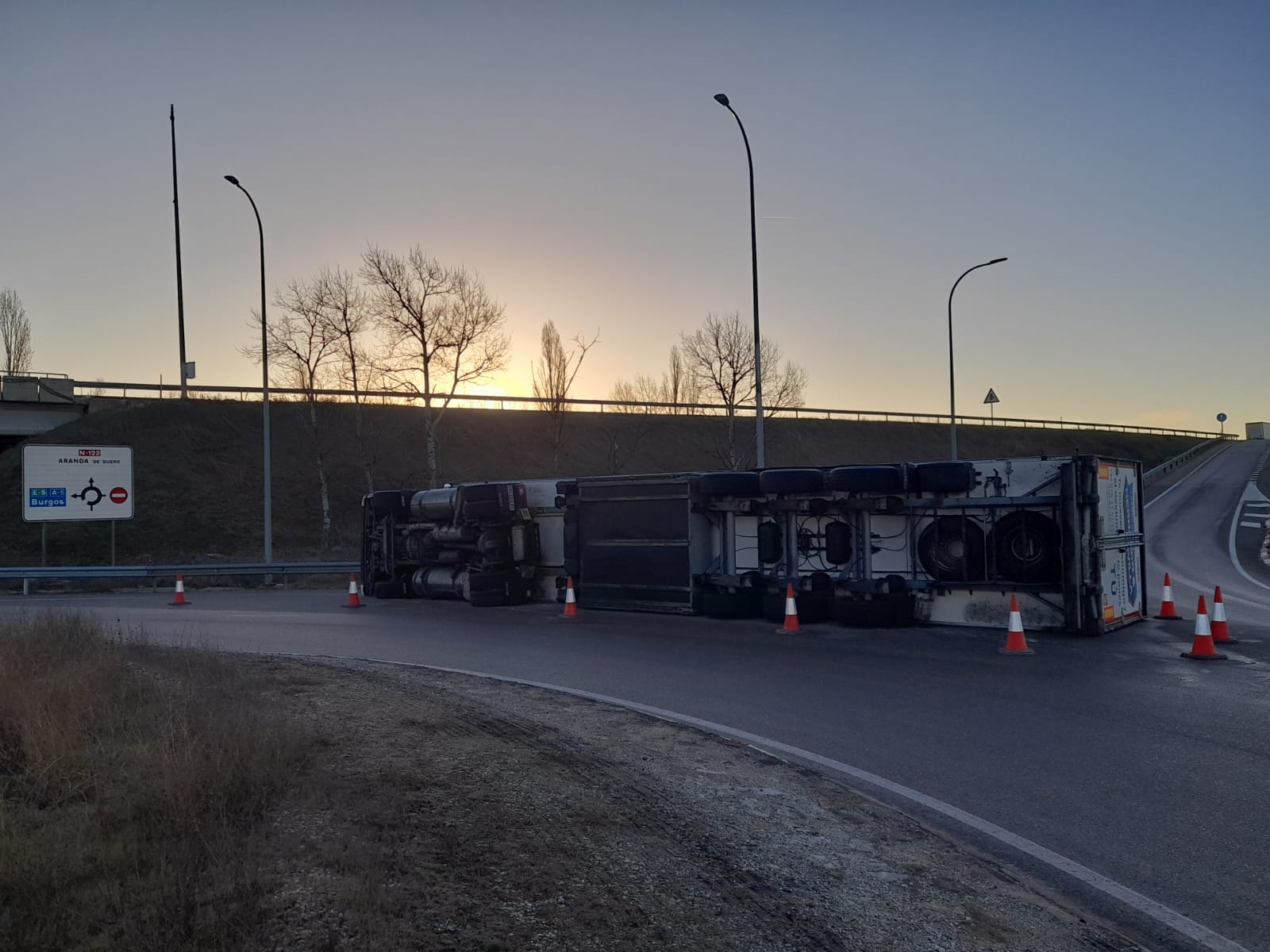 Camión volcado en la rotonda del cruce entre la  A-1 y la N-122 en Aranda