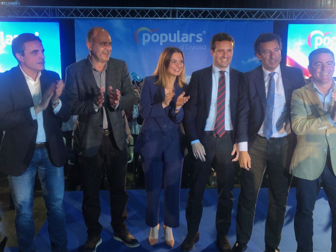 Pablo Casado con los representantes del PP en Ibiza