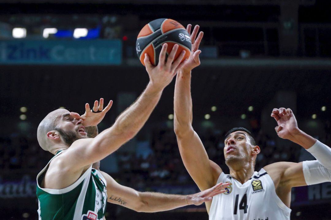 Ayón defiende a Calathes durante la eliminatoria.