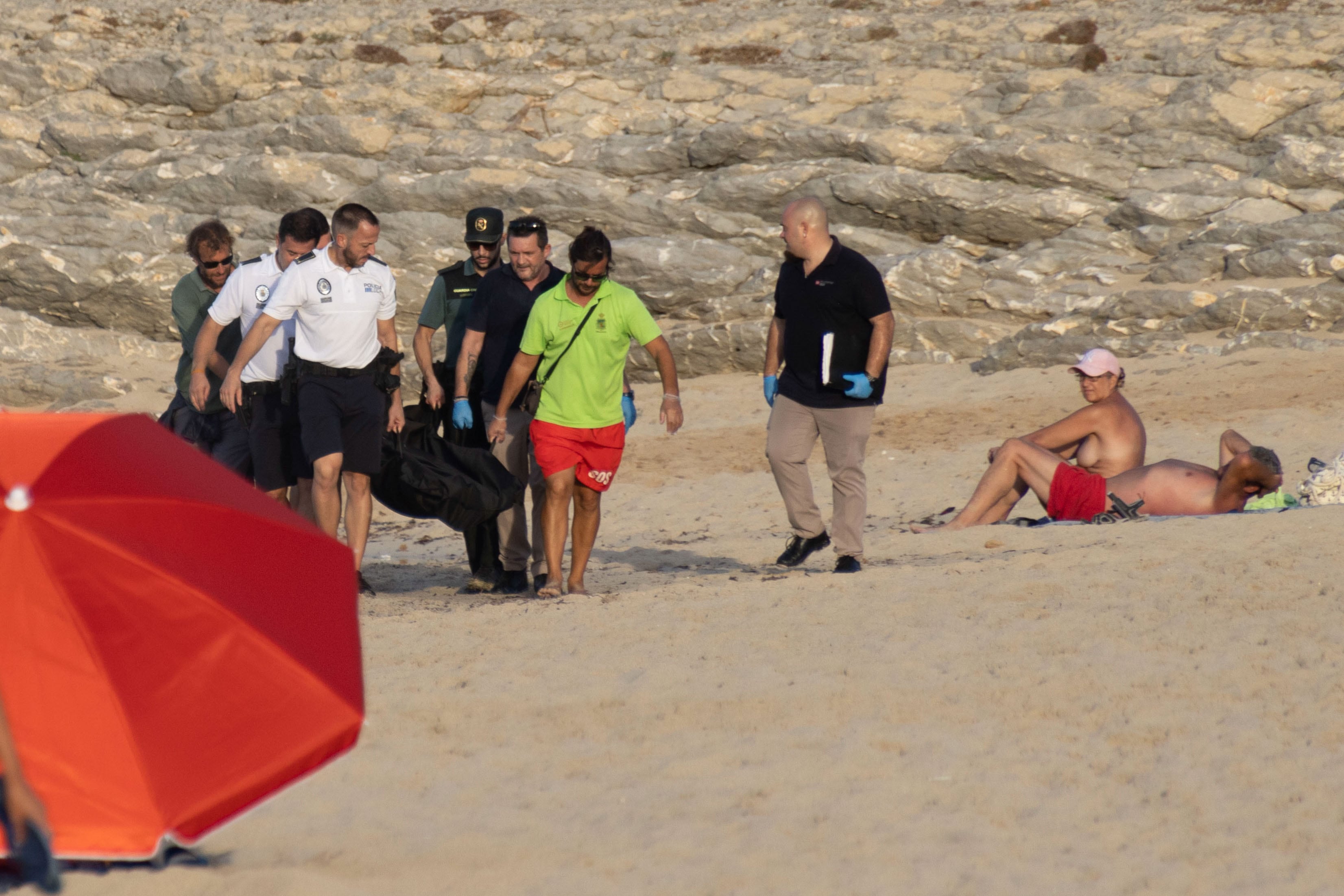 Dos hombres de 51 y 65 años han fallecido este jueves tras ser alcanzados en la playa por un rayo durante una intensa tormenta cuando se bañaban en Cala Mesquida, en el municipio de Capdepera, al noreste de Mallorca.