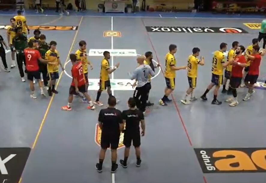 Instante del saludo final entre ambas escuadras al término del encuentro