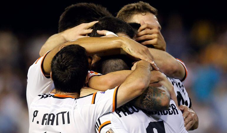 Los jugadores del Valencia celebran el tercer gol del equipo che ante el Elche.