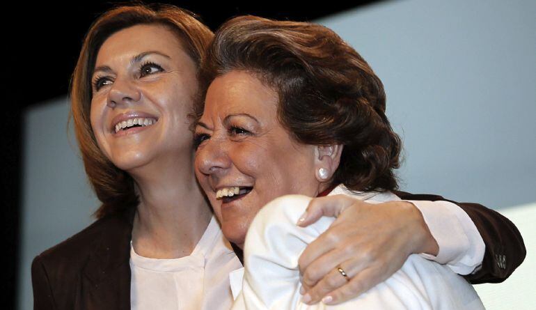 La alcaldesa de Valencia, Rita Barberá junto a la secretaria general del PP, María Dolores de Cospedal en el acto del PP.