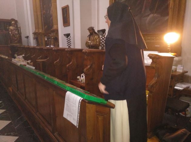 Sor Sagrario revisando las cajas de mazapán