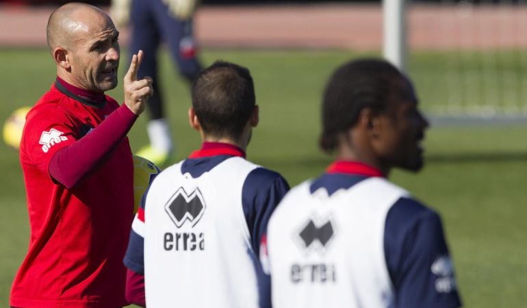 Paco Jémez da indicaciones a sus jugadores durante un entrenamiento