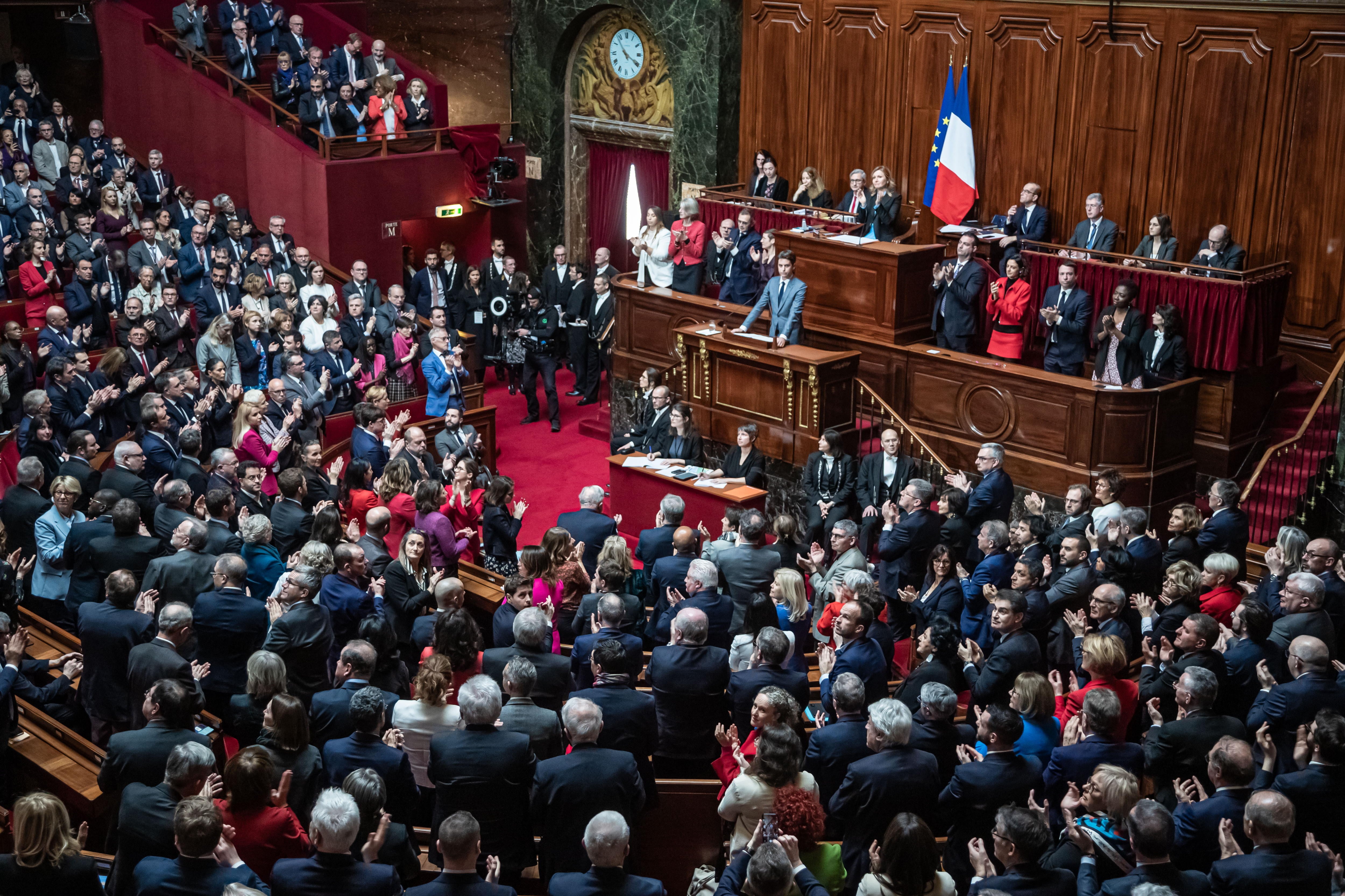 El primer ministro francés, Gabriel Attal, pronuncia un discurso ante los miembros del Parlamento durante una reunión especial del congreso de ambas cámaras del parlamento