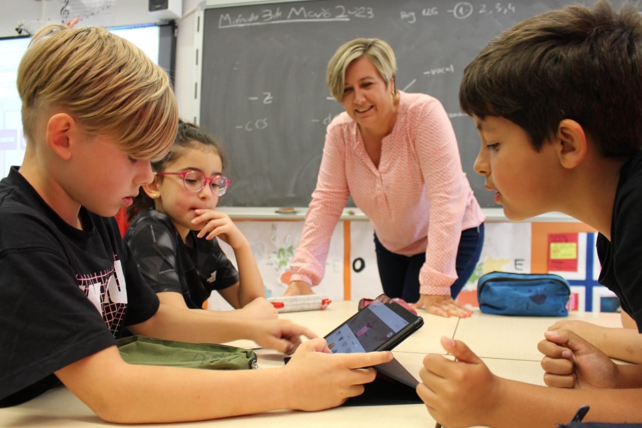 La consellera de Educación de la GVA, Raquel Tamarit, con los alumnos del colegio San Roque