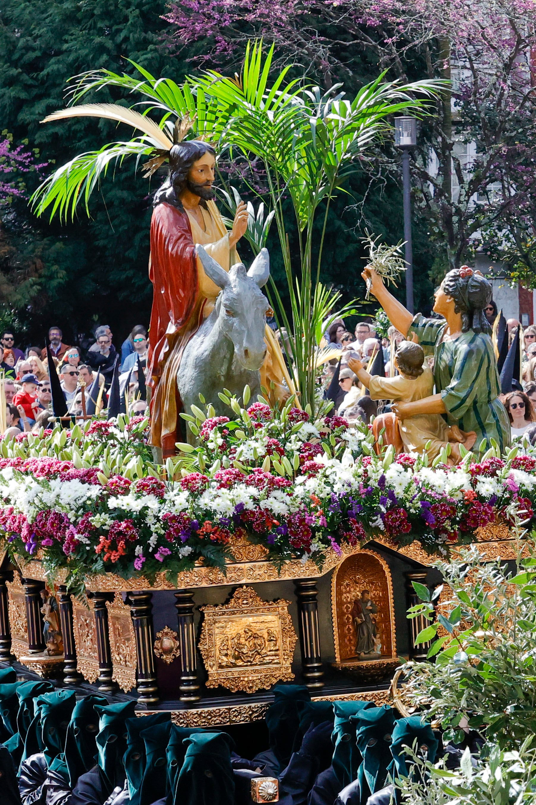 FERROL, 02/04/2023.- Vista de la procesión de la Borriquita este Domingo de Ramos en Ferrol y donde previamente se ha bendecido los ramos en la plaza de Amboage de la ciudad. EFE/ Kiko Delgado
