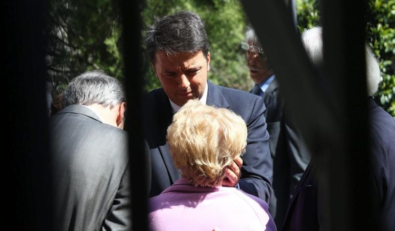 El primer ministro italiano, Matteo Renzi, visita Marzabotto para rendir homenaje a las víctimas de la masacre.