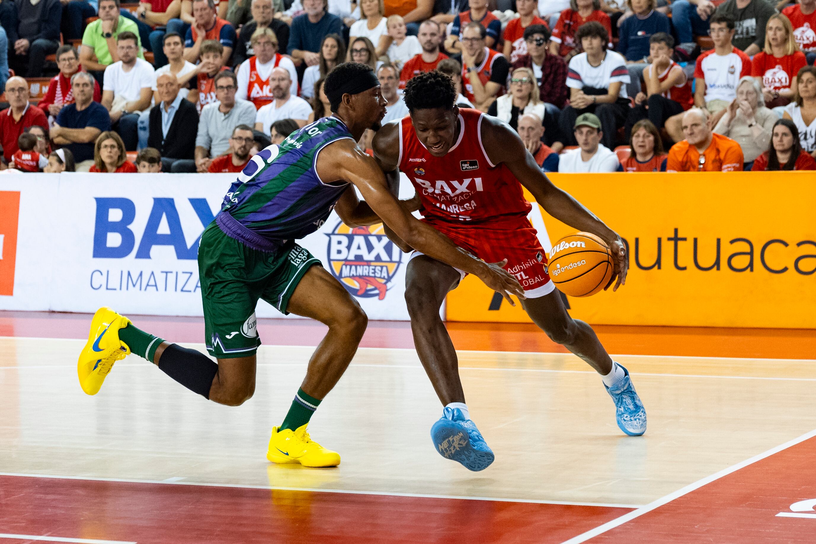 MANRESA (BARCELONA), 02/11/2024.- El pívot francés del Baxi Manresa Bodian Massa (d) es defendido por el escolta estadounidense del Unicaja Baloncesto Kameron Taylor (i) durante el encuentro de la jornada 6 de la Liga Endesa entre el Baxi Manresa y el Unicaja, disputado este sábado en el Pabellón Nou Congost de Manresa. EFE/Siu Wu