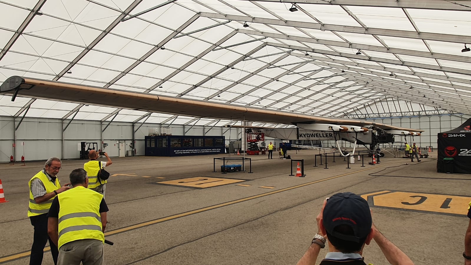 Avión de Skydweller en el hangar del aeropuerto de Albacete