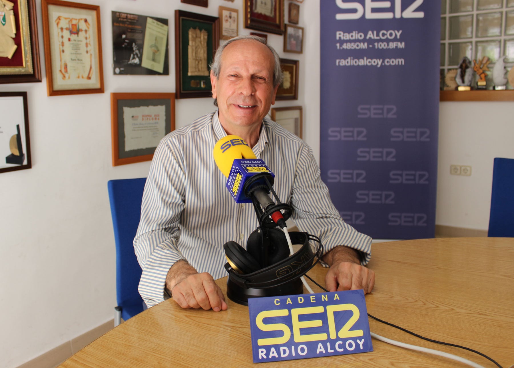 Jorge Cerdá Gironés, en el estudio central de Radio Alcoy
