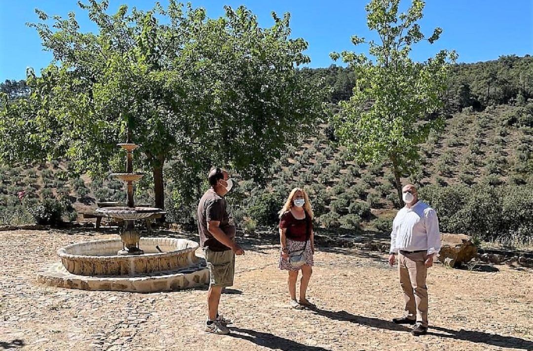 Fausto Marín (derecha) visitando el Valle de Alcudia