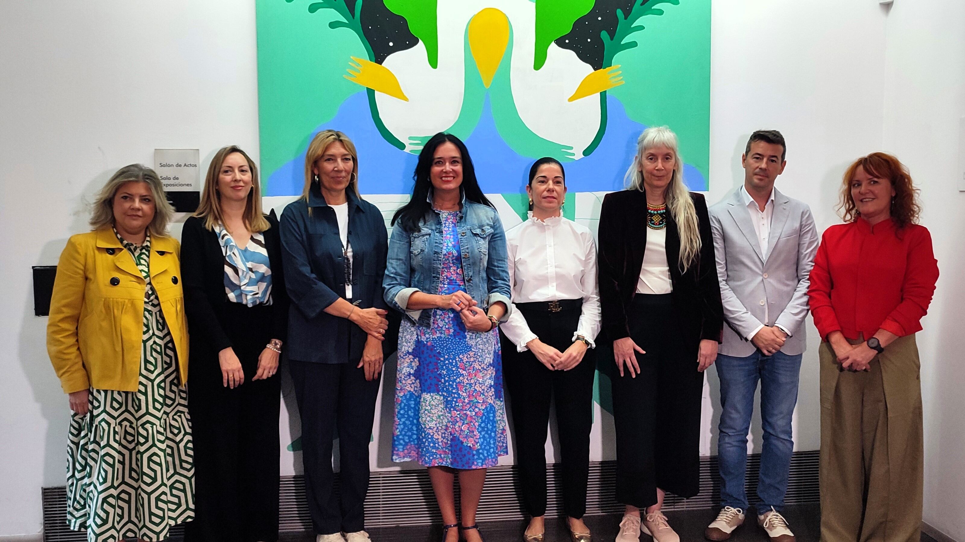 Foto de familia de los representantes de las diferentes entidades implicadas.