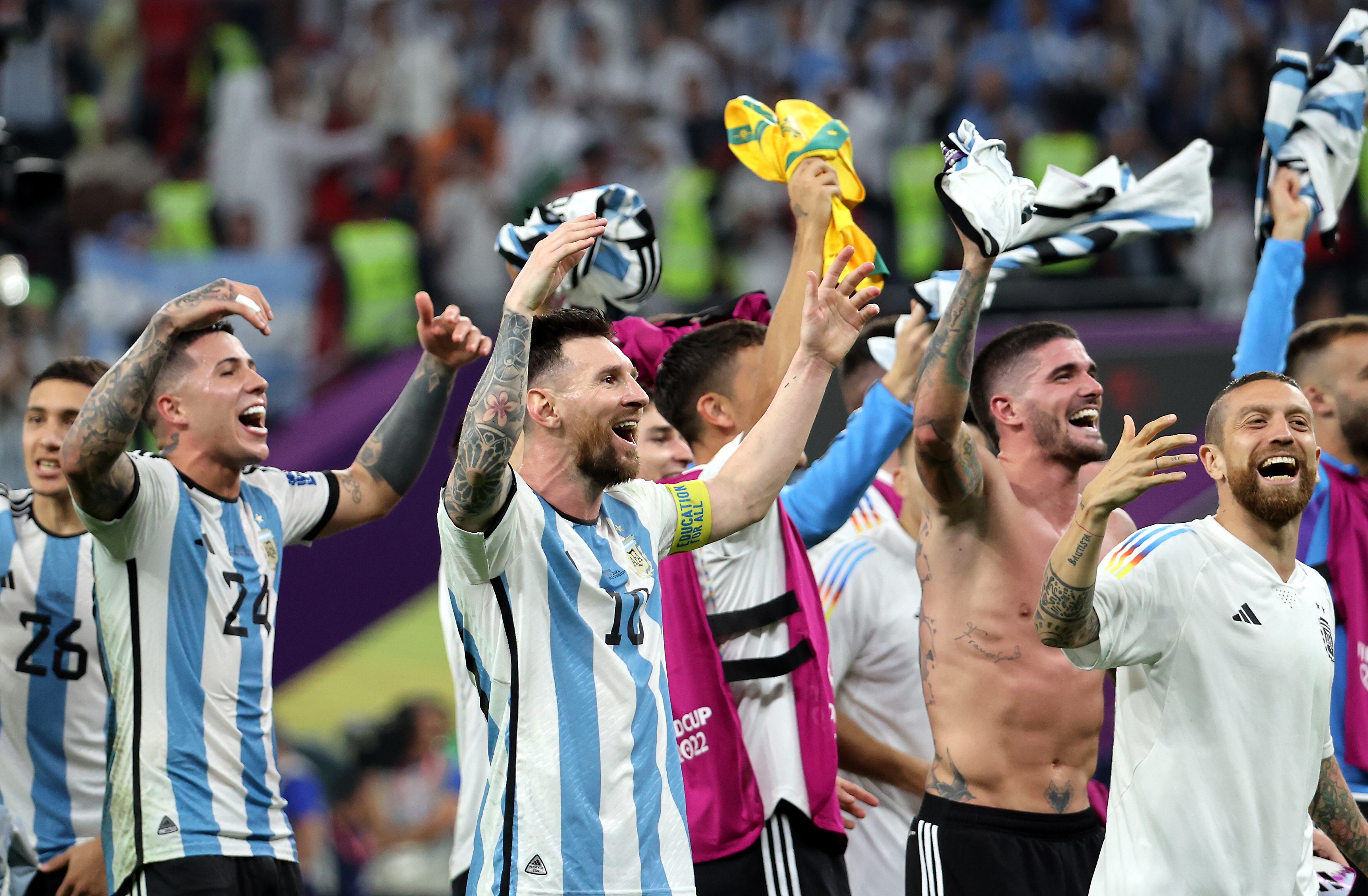 Los futbolistas de Argentina celebran el pase a cuartos