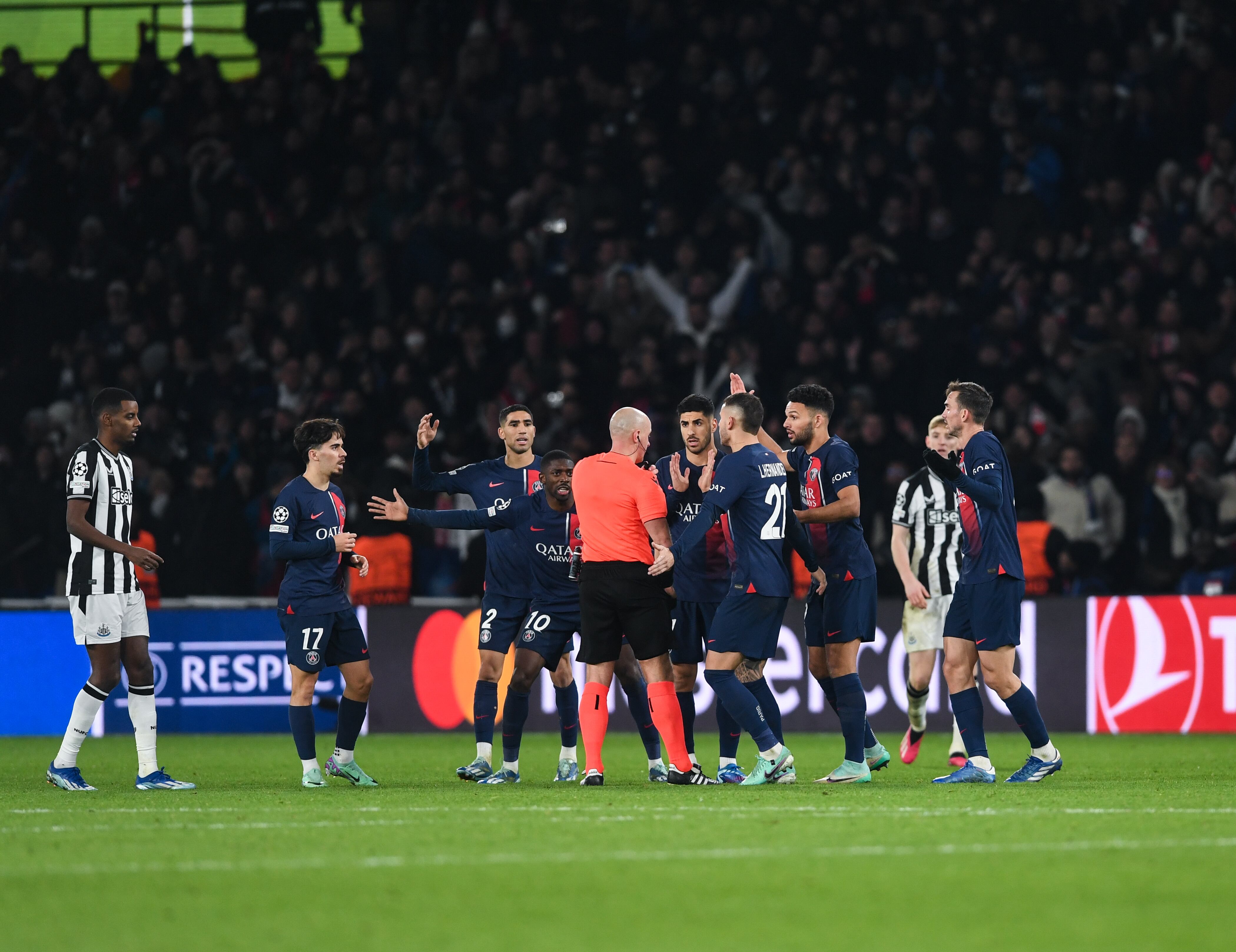 Los jugadores del PSG le protestan al árbitro el penalti.