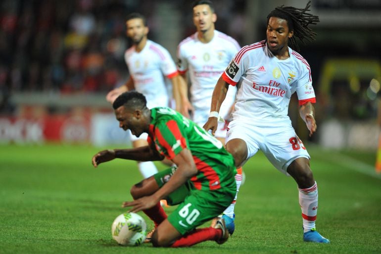 Renato Sanches (derecha), en un partido entre el Marítimo y el Benfica.