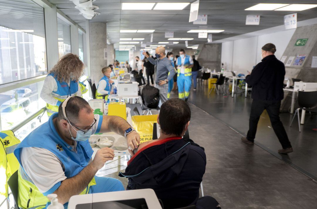 Varias personas son vacunadas contra el Covid-19, en el WiZink Center, a 20 de enero de 2022, en Madrid.