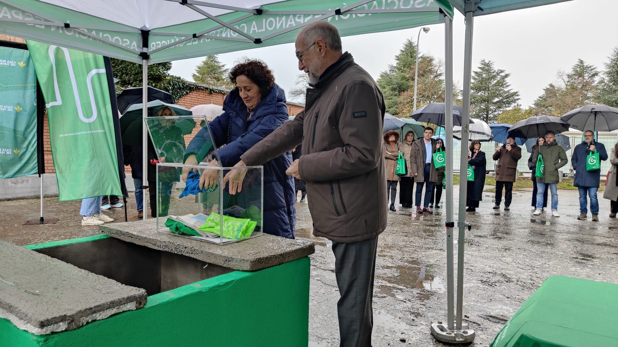 La consejera de Derechos Sociales, Carmen Maeztu, y el consejero de Salud, Fernando Domínguez, colocan varios objetos en la cápsula del tiempo
