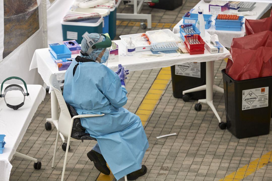 Personal sanitario realiza pruebas PCR de detección de coronavirus en una carpa instalada en las inmediaciones del Hospital de Eibar. Imagen de archivo