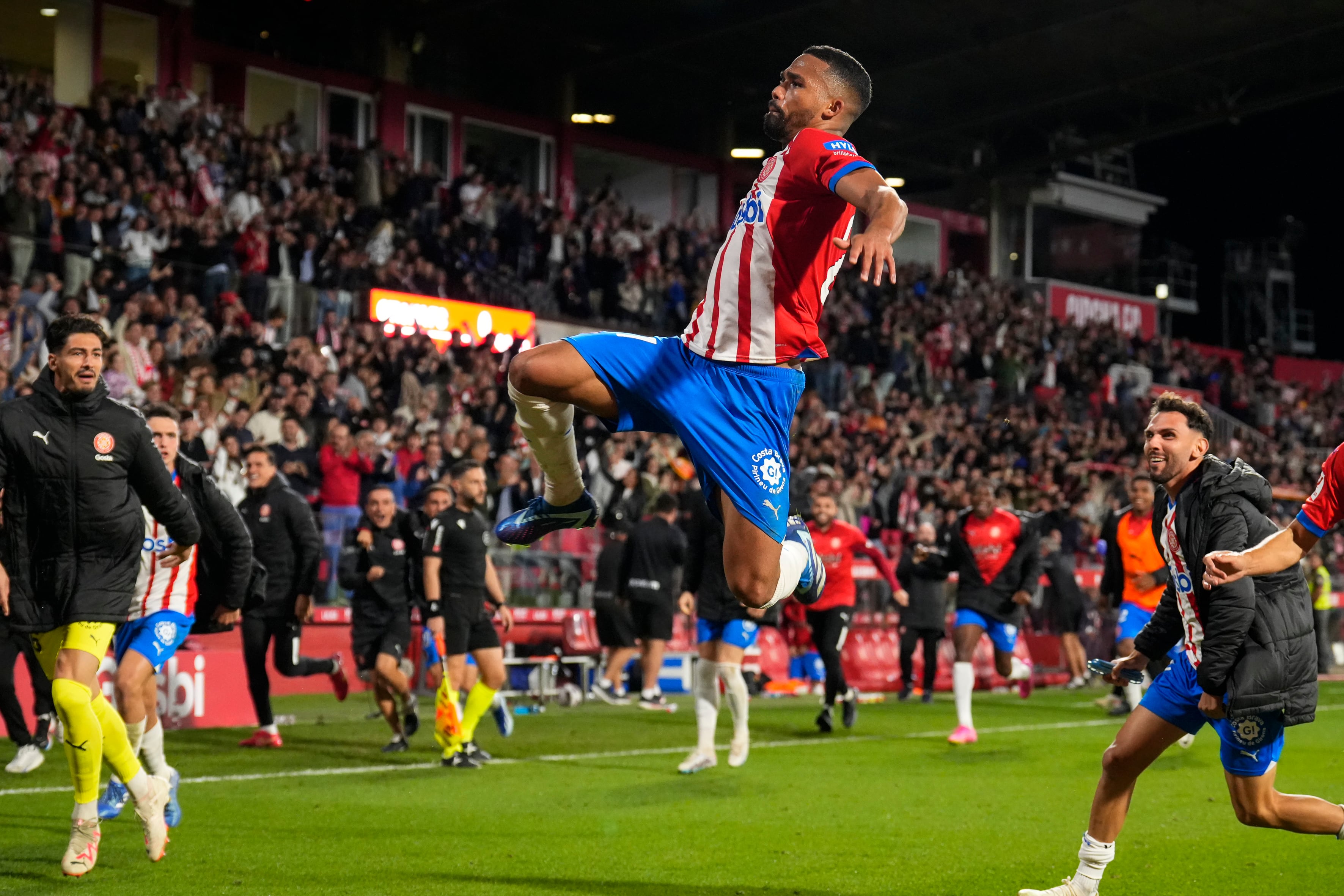 GIRONA, 27/10/2023.- El centrocampista venezolano del Girona Yangel Herrera celebra su gol durante el partido correspondiente a la jornada 11 de LaLiga que Girona FC y Celta de Vigo disputan este viernes en el estadio municipal de Montilivi. EFE/David Borrat.