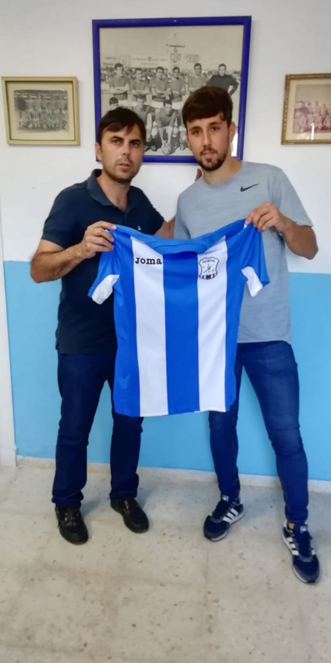 Félix posando con la camiseta que defenderá la próxima temporada.