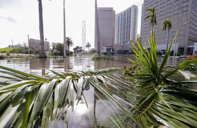 Vista de unas calles inundadas en Biscayne Boulevard tras el paso del huracán Irma en Miami, Florida.