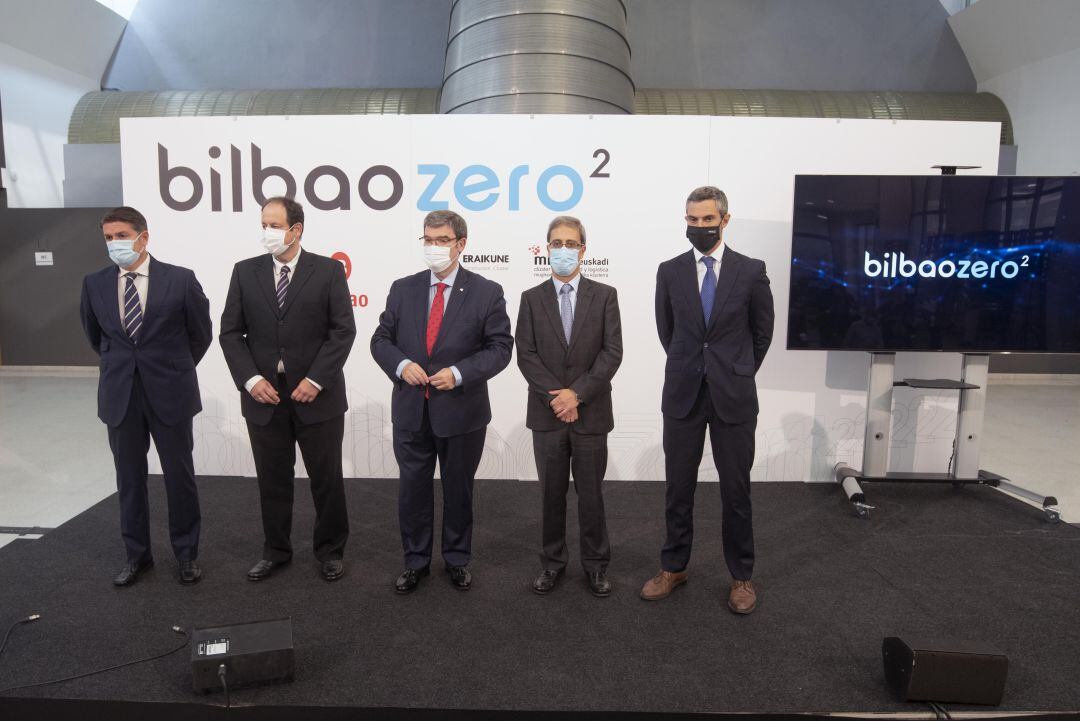El alcalde, Juan Mari Aburto, y representantes de los clústeres vascos de Construcción (Eraikune), Energía, Medio Ambiente (Aclima) y Movilidad y Logística (MLC ITS)