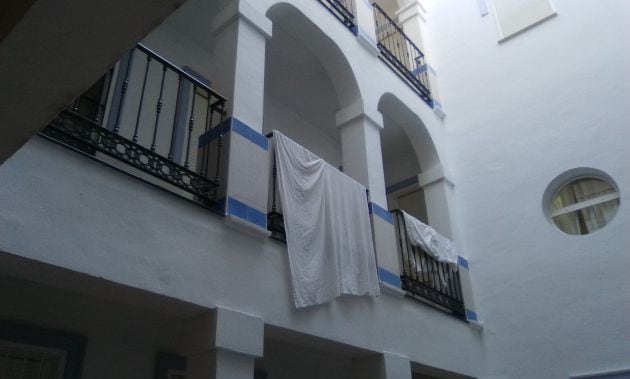 Inquilinos que tienden la ropa en el patio comunitario cuando esta expresamente prohibido