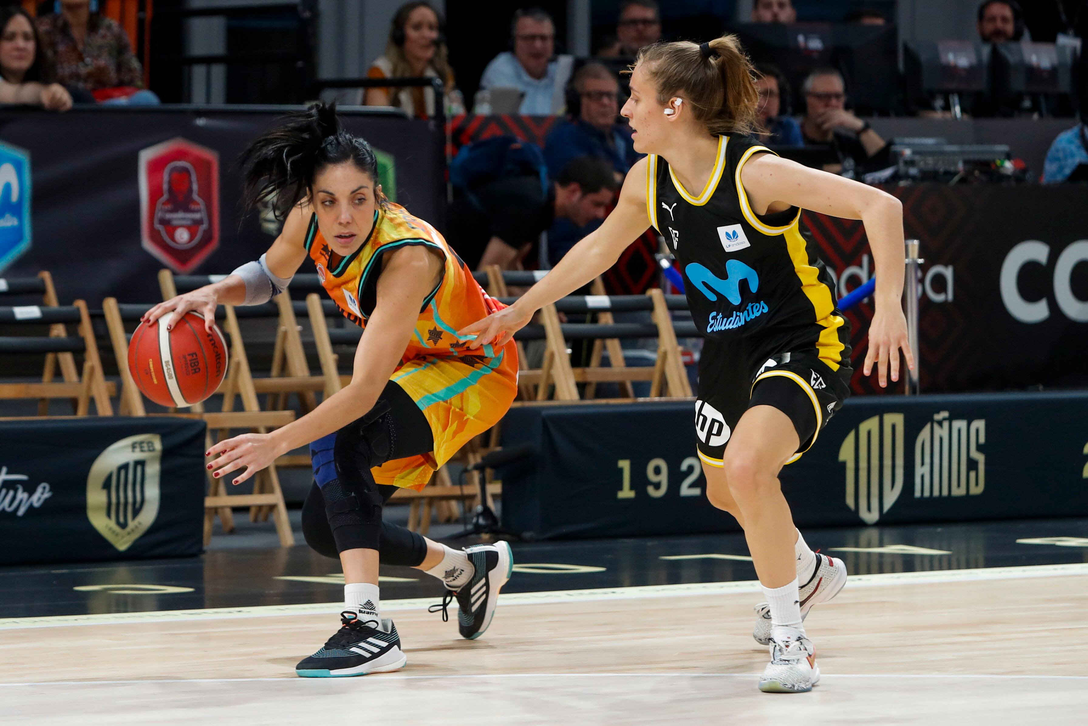 ZARAGOZA, 30/03/2023.- La base del Valencia Basket Cristina Ouviñay (i) lucha con Laura Méndez, del Movistar Estudiantes, durante el encuentro de cuartos de final de Copa de la Reina celebrado hoy jueves en el Pabellón Príncipe Felipe de Zaragoza. EFE/Javier Cebollada
