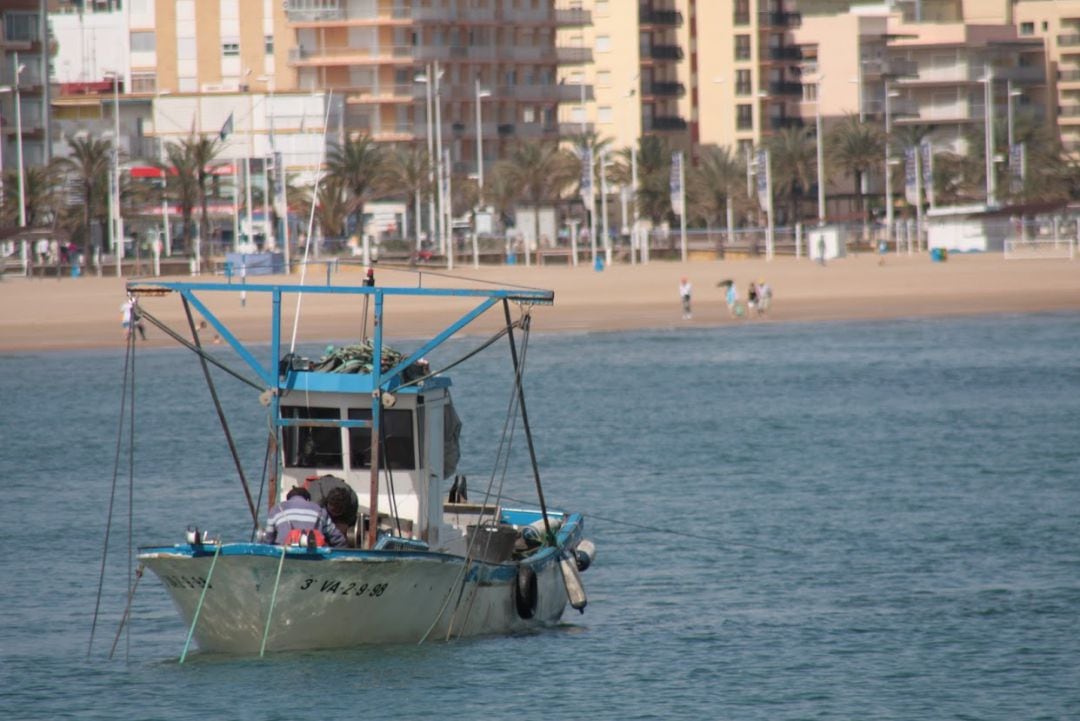 Barco de pesca frente a la playa de Gandia 