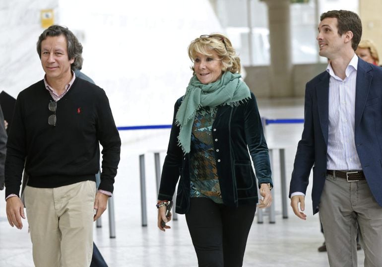 La presidenta del PP de Madrid y candidata a la alcaldía de la Comunidad de Madrid, Esperanza Aguirre, junto al vicesecretario general de Organización, Carlos Floriano (i) y el portavoz del comité de la campaña del Partido Popular, Pablo Casado, a su lleg