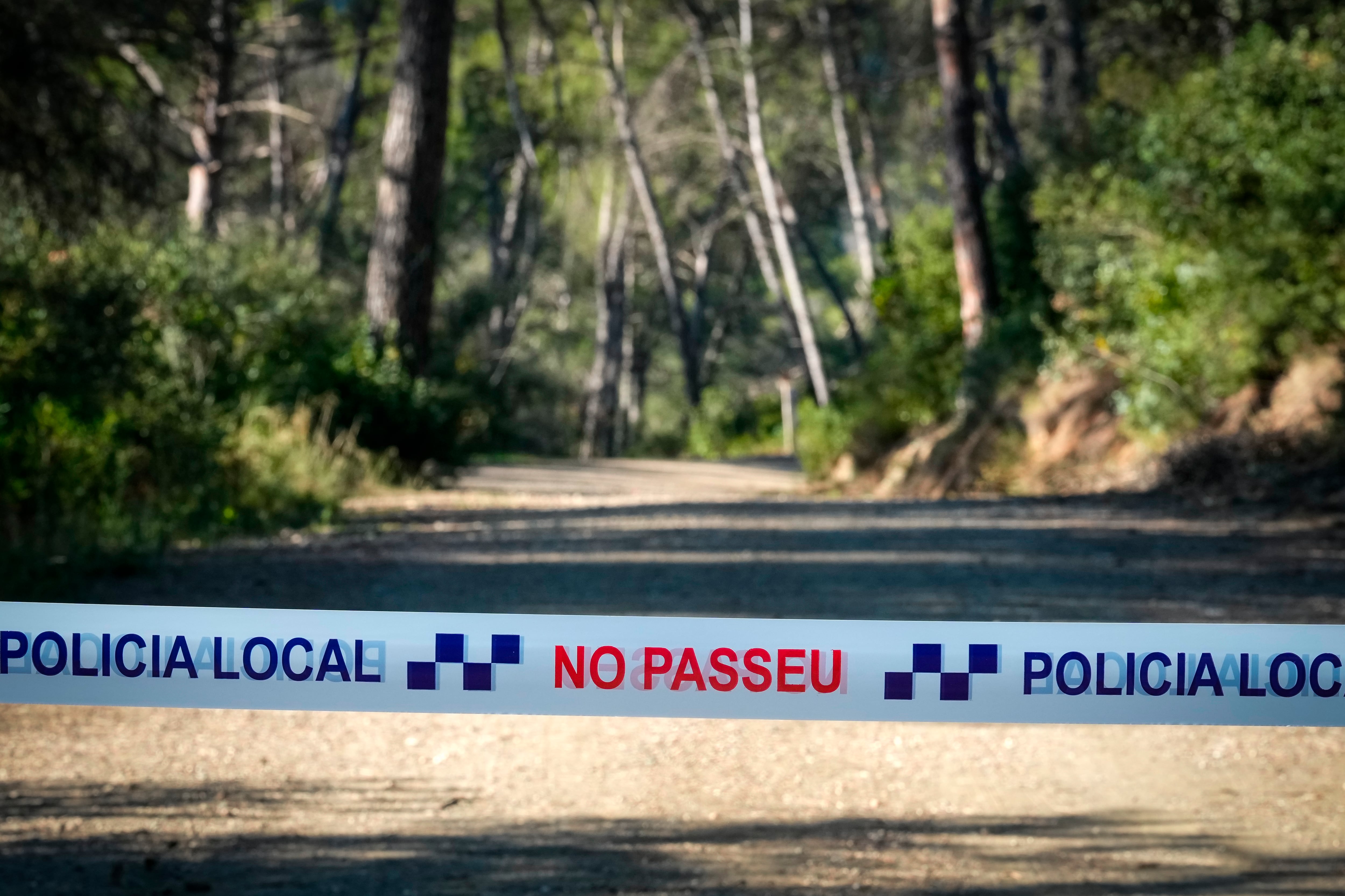 Aspecto de uno de los accesos al Parque Natural de Collserola, alertando de la presencia de la peste porcina hallada en jabalíes autóctonos de la zona