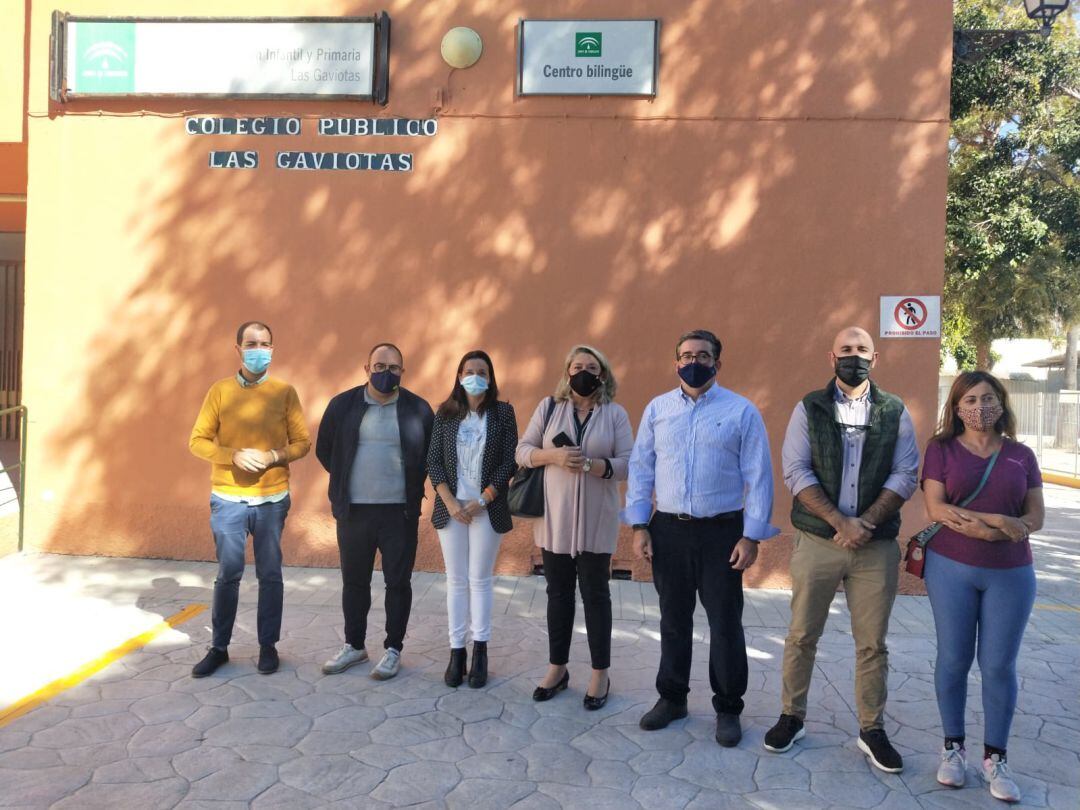 La alcaldesa de Almuñécar, Trinidad Herrera, con miembros del equipo de gobierno visitan las instalaciones del colegio Las Gaviotas de La Herradura