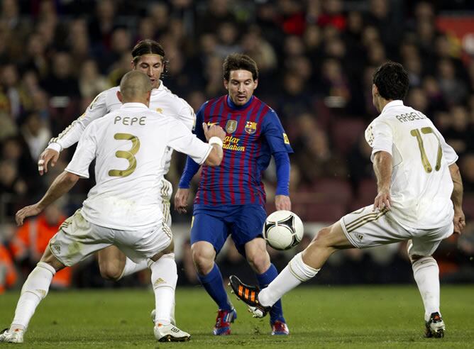 Arbeloa, Pepe y Ramos rodean a Messi