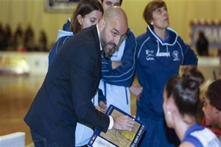 El entrenador de Uni Ferrol, Lino López.