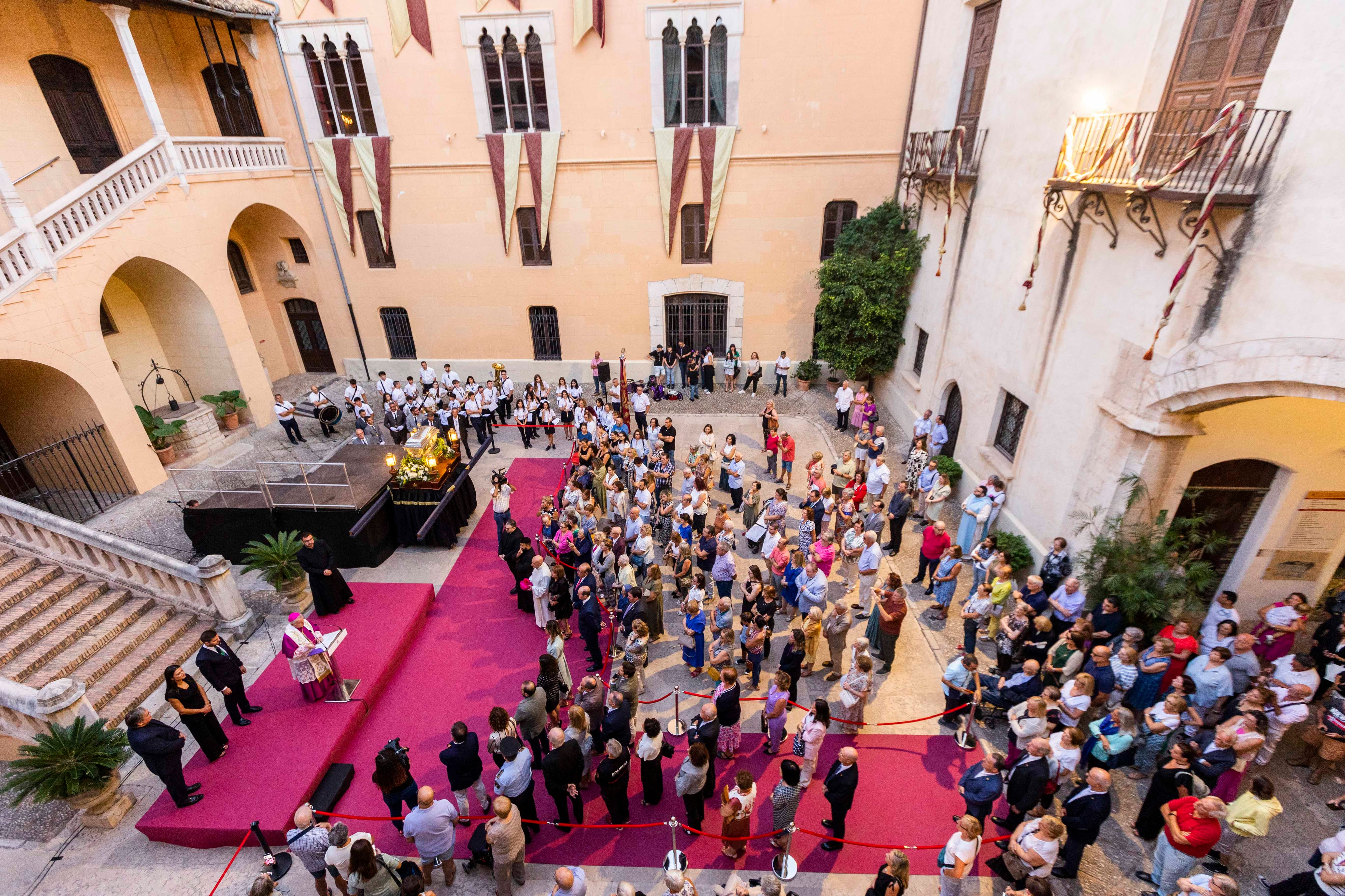 Acto de recepción de las reliquias de san Francisco de Borja en el Palau Ducal de Gandia.