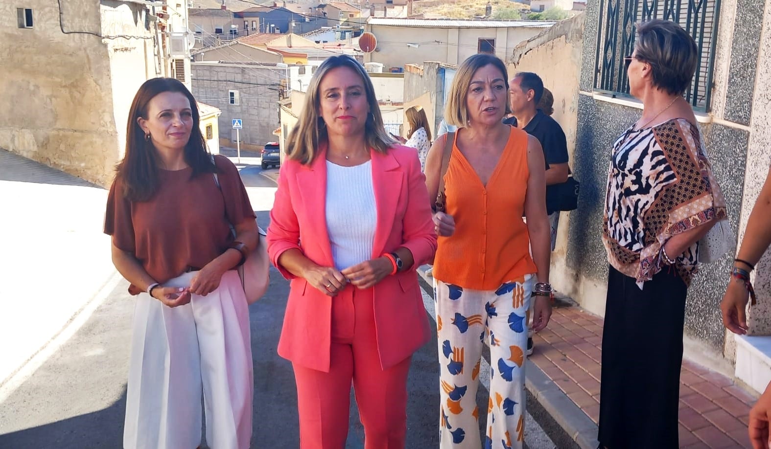 La consejera Conchita Ruiz, acompañada por la alcaldesa, Seve González en su visita al tercer distrito de Jumilla