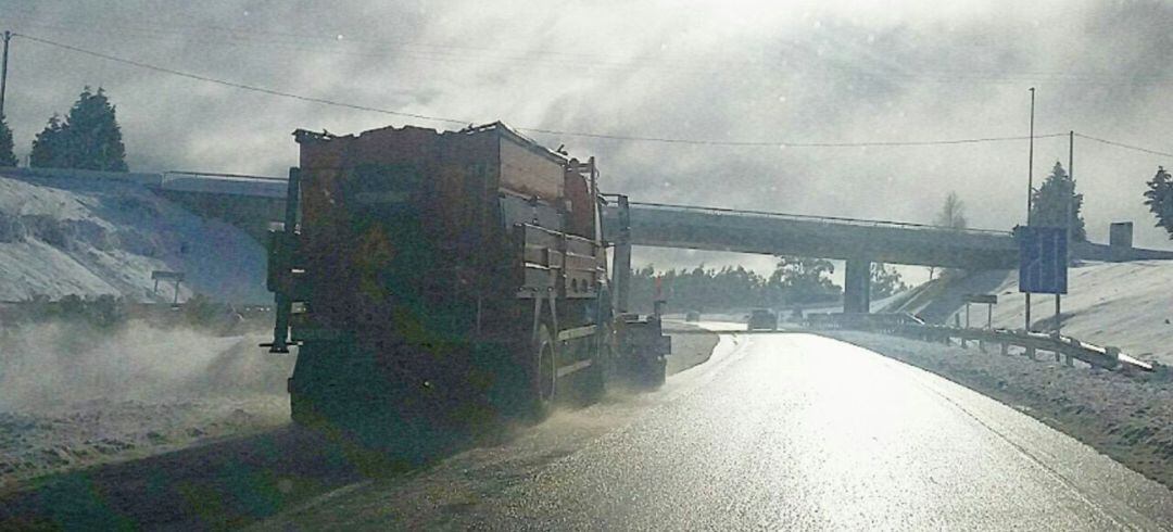 Comienza la distribución de sal en las carreteras