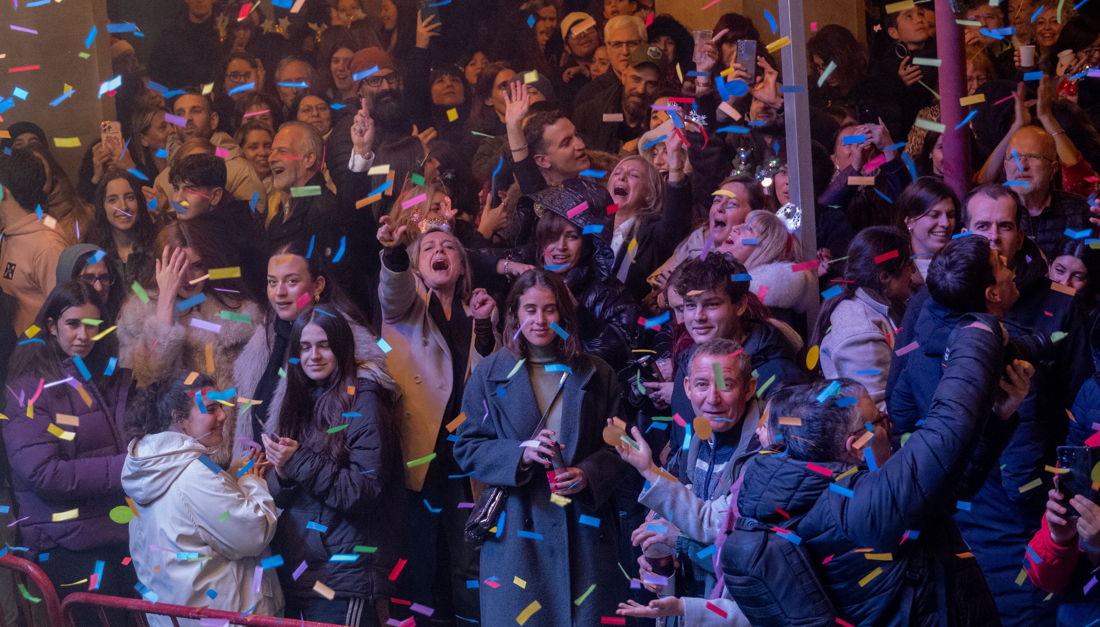 LOGROÑO, 20/12/2025.- Logroñeses y visitantes celebran una Nochevieja anticipada en El Espolón, siguiendo la tradición de tomar las uvas antes de fin de año, en una fiesta dirigida especialmente a estudiantes y abierta a todo el público. Una iniciativa que, al igual que en otras ciudades como Salamanca, acerca el ambiente de la Puerta del Sol este viernes a la capital riojana. EFE/Fernando Díaz
