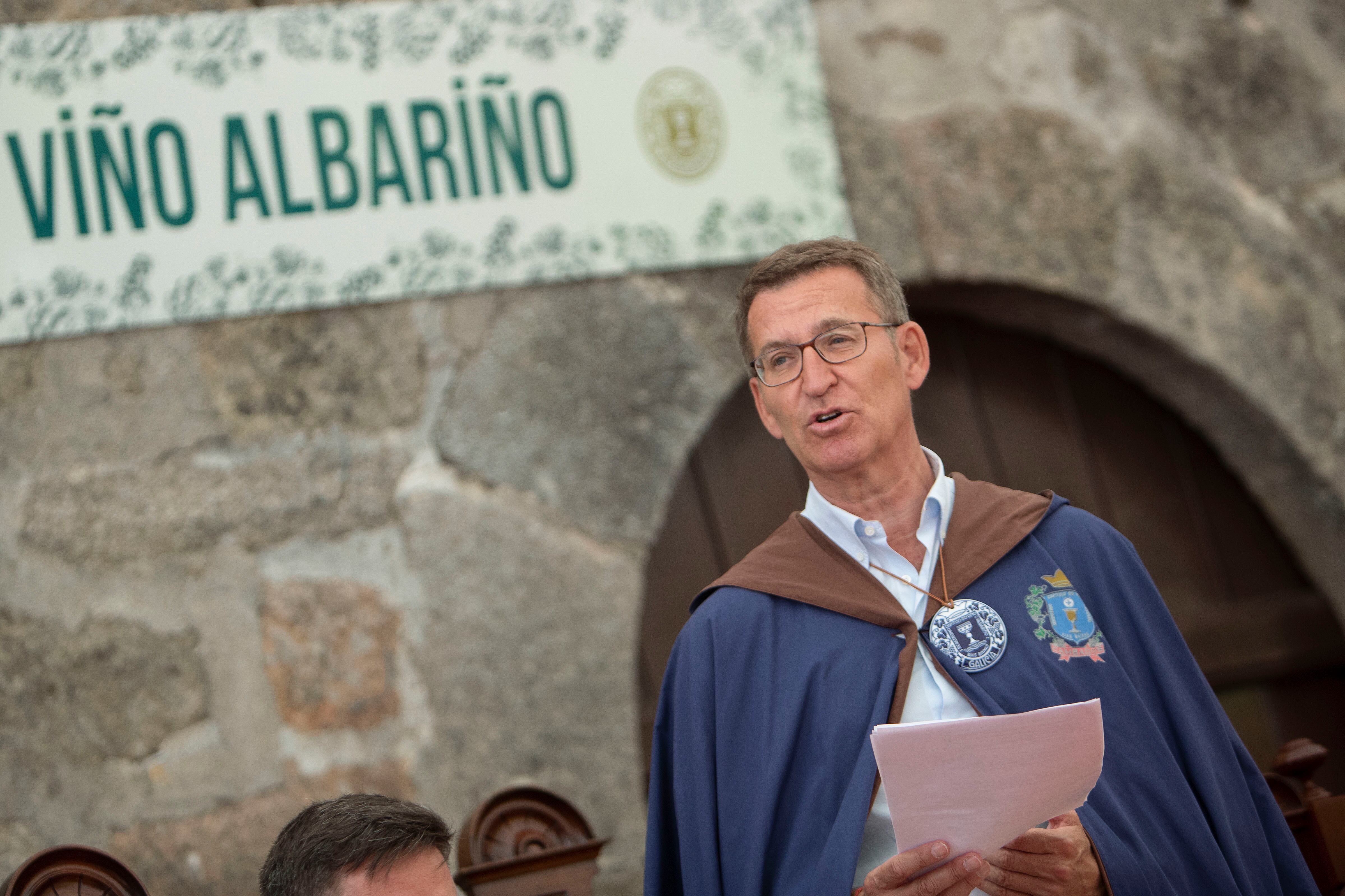 El presidente del PP, Alberto Núñez Feijóo preside el capítulo serenísimo durante la LXXI Festa do Albariño celebrado en Cambados, Pontevedra, este domingo.