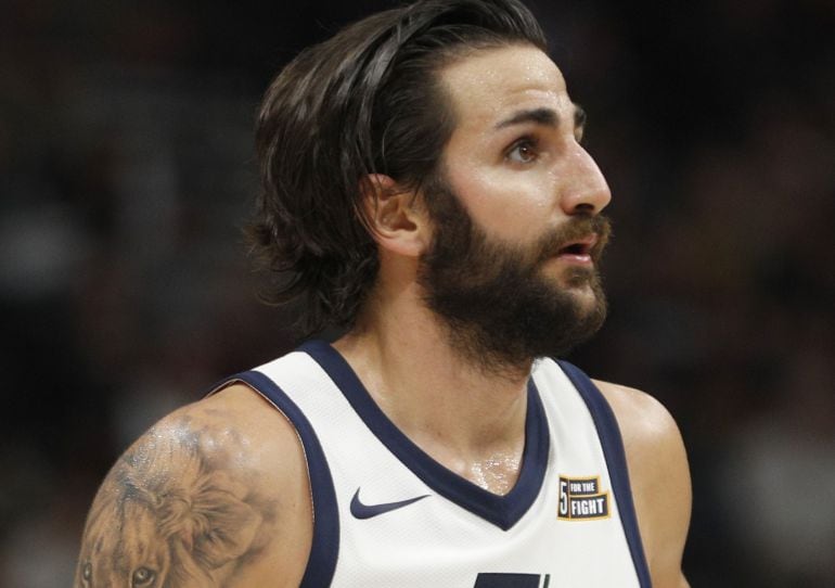 Ricky Rubio de los Utah Jazz hoy durante el partido de la NBA entre Denver Nuggets.