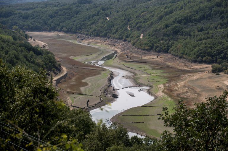 Este es el estado que presenta el caudal del río Camba a su paso por Viana do Bolo (Ourense). 